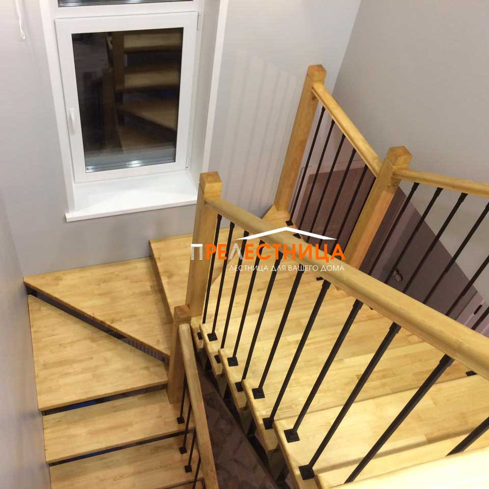 Kleine Treppe in U-Form mit gebeizten Holz-Treppenstufen, Mix-Geländer und Tapetenwänden in Sonstige