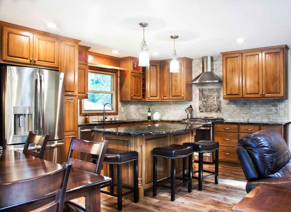 Transitional kitchen photo in Milwaukee