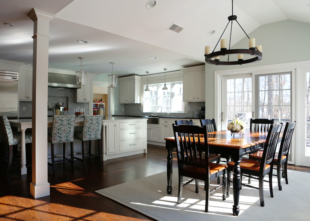 Exempel på ett stort klassiskt kök, med luckor med infälld panel, vita skåp, en köksö, marmorbänkskiva, grått stänkskydd, stänkskydd i keramik, rostfria vitvaror, en rustik diskho, mellanmörkt trägolv och brunt golv