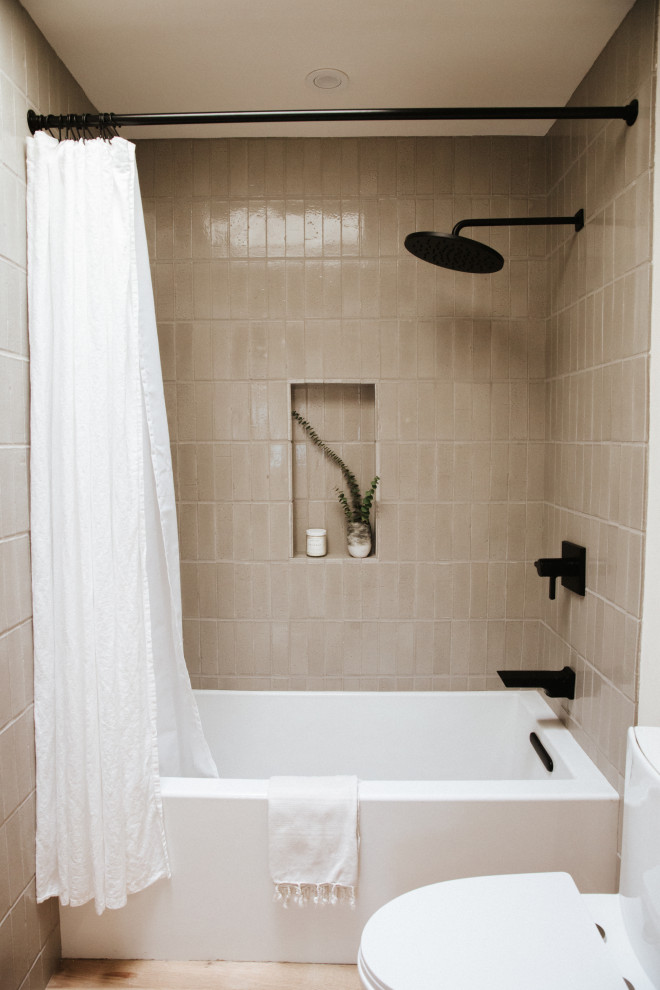 Idées déco pour une salle de bain moderne de taille moyenne pour enfant avec une baignoire en alcôve, un combiné douche/baignoire, un carrelage beige, des carreaux de céramique, une cabine de douche avec un rideau et une niche.