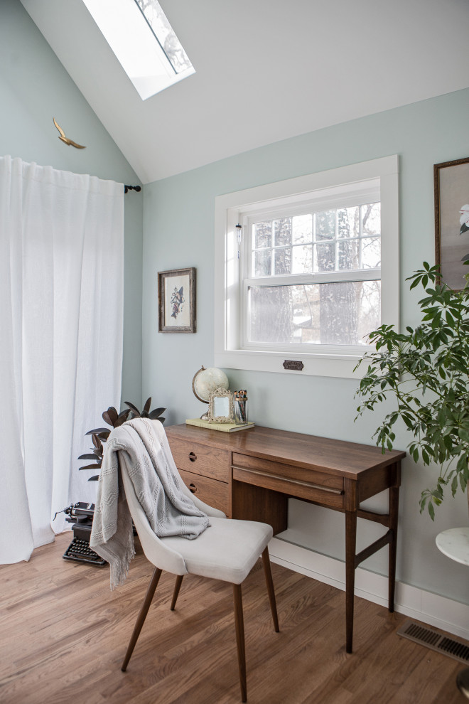Idées déco pour une grande chambre parentale romantique en bois avec un mur bleu, parquet clair, une cheminée standard, un manteau de cheminée en bois, un sol beige et un plafond voûté.