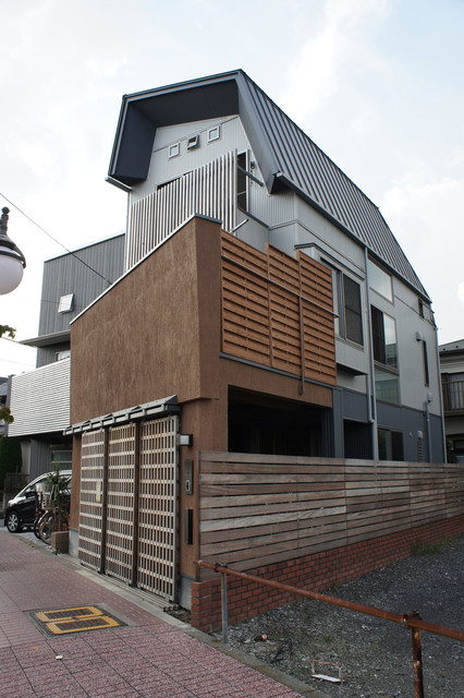 ロフト付3階建ての家 moderno-facciata
