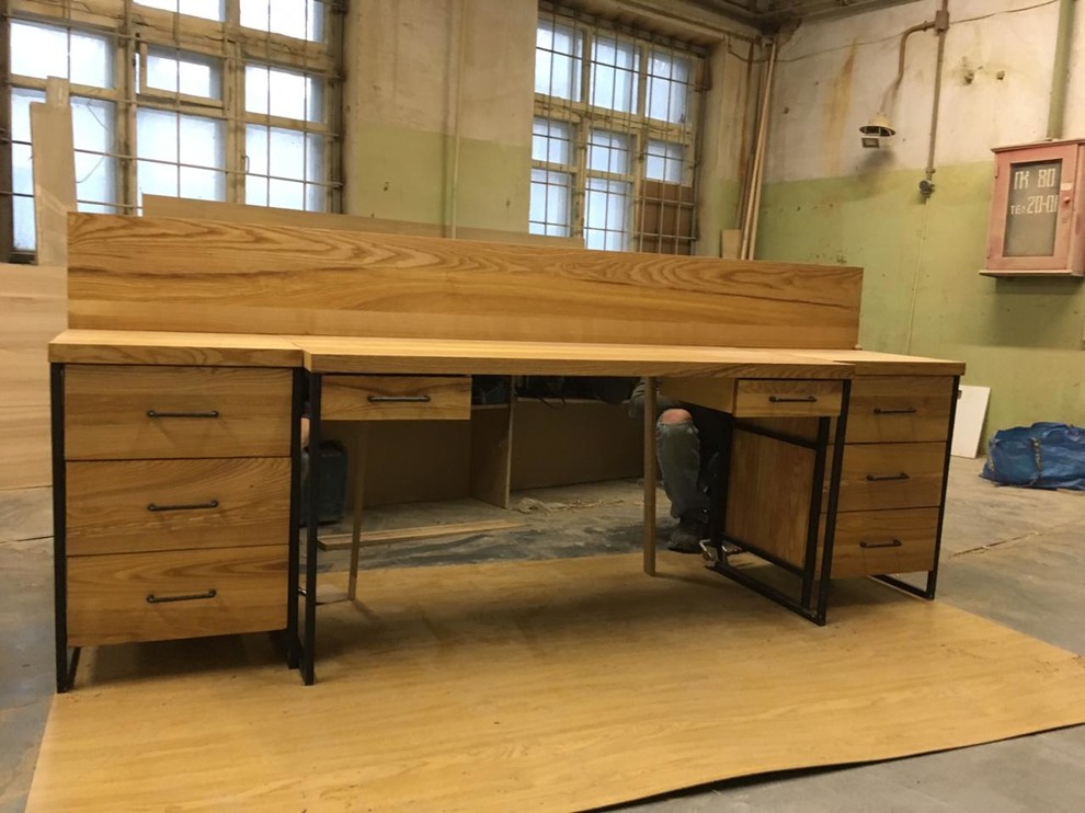 Стол из массива дерева с ящиками