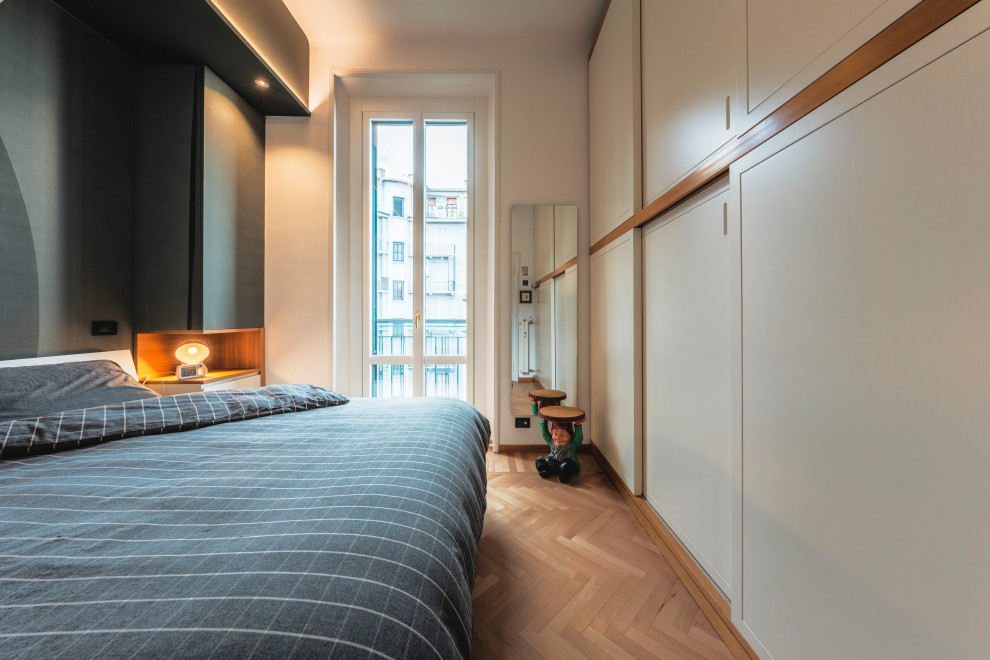 Свежая идея для дизайна: хозяйская спальня среднего размера в современном стиле с разноцветными стенами, светлым паркетным полом, бежевым полом, обоями на стенах и рабочим местом - отличное фото интерьера