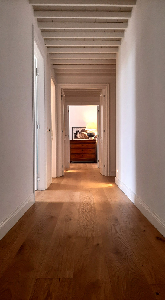 Источник вдохновения для домашнего уюта: коридор в скандинавском стиле с светлым паркетным полом и многоуровневым потолком