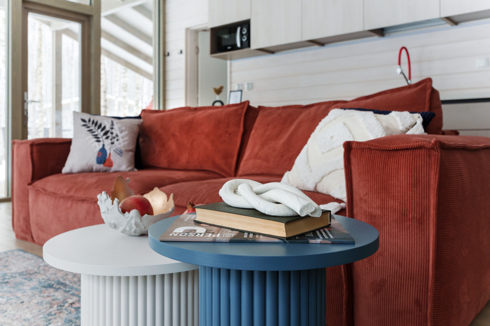 Уютный дом среди берез