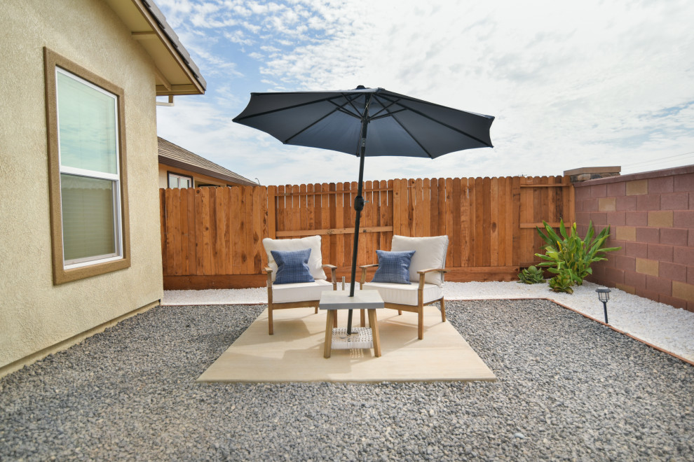Small modern backyard patio in Sacramento.