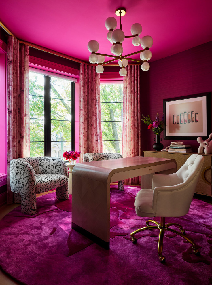 Idée de décoration pour un bureau design de taille moyenne avec un mur rose, parquet clair, un bureau indépendant et du papier peint.