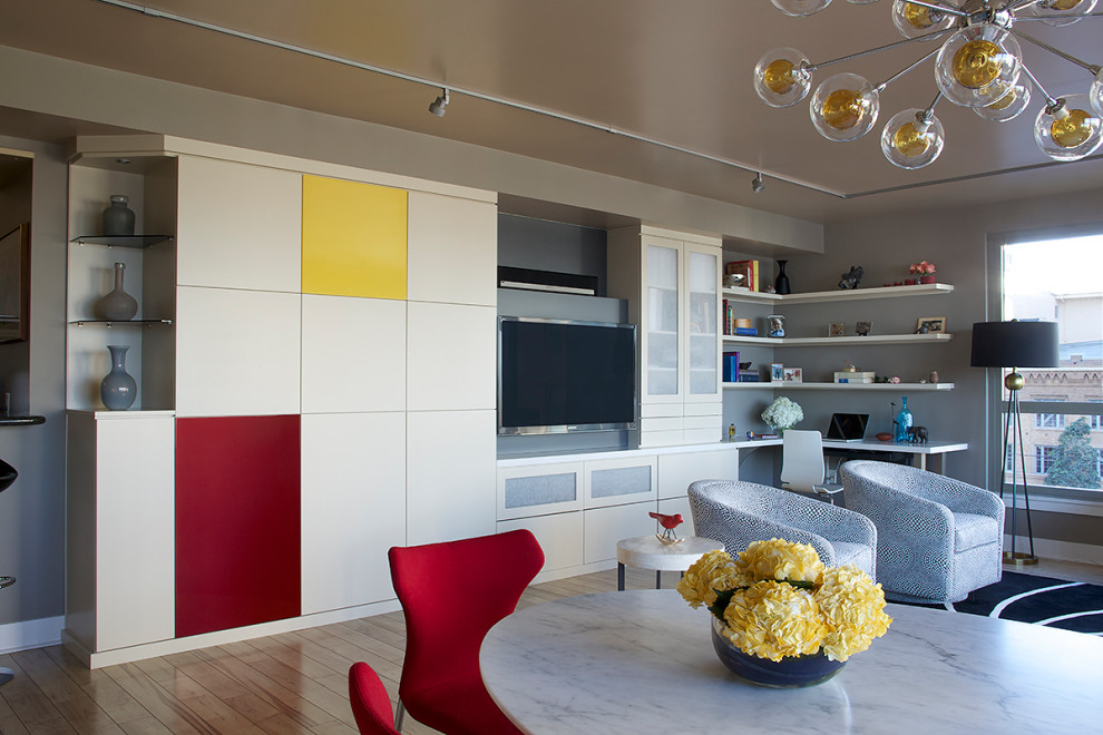 Kleines, Offenes Modernes Wohnzimmer ohne Kamin mit beiger Wandfarbe, braunem Holzboden, Multimediawand, braunem Boden und Holzdecke in San Francisco