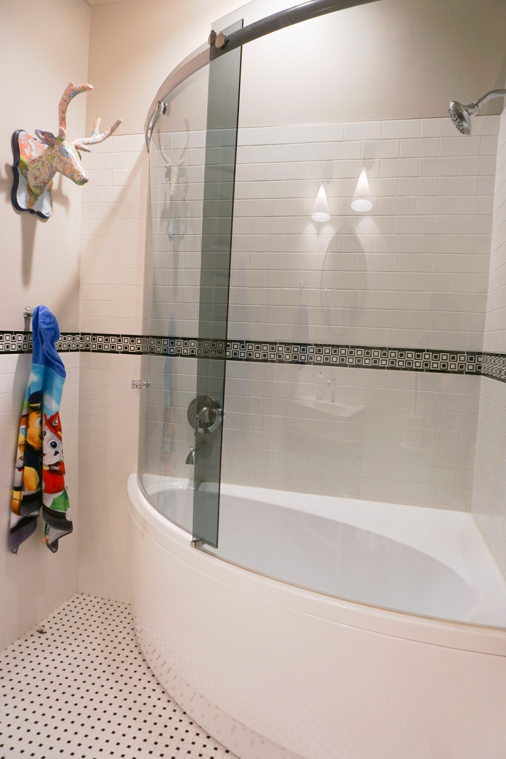 Corner tub with shower enclosure