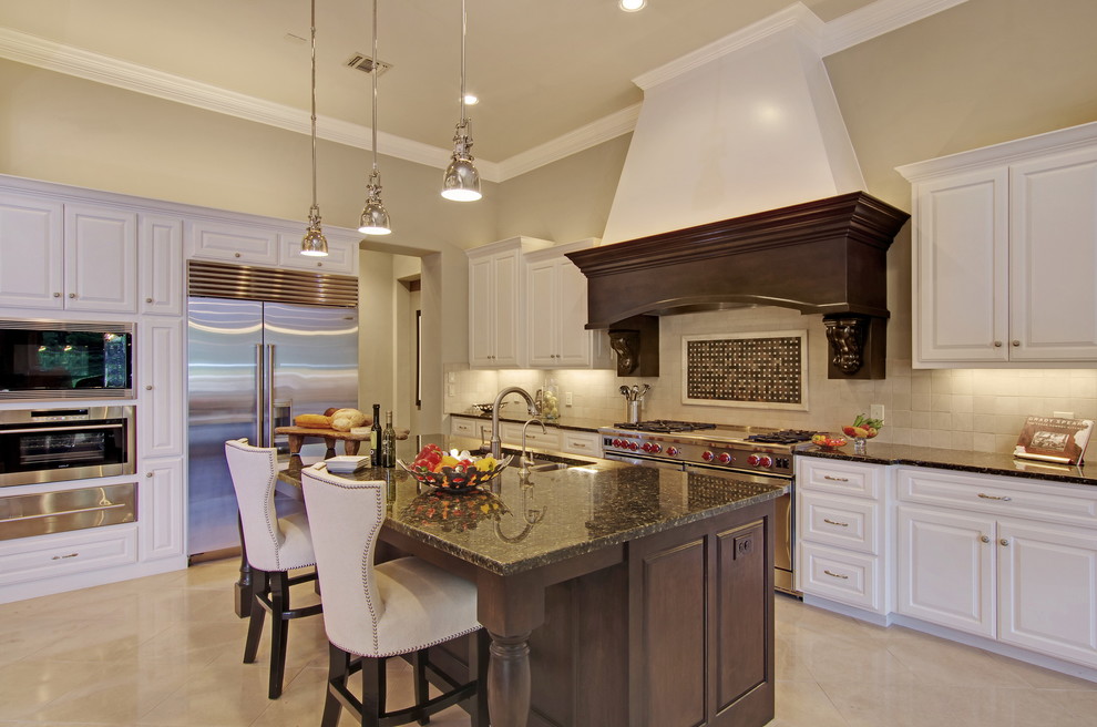 Transitional kitchen photo in Austin