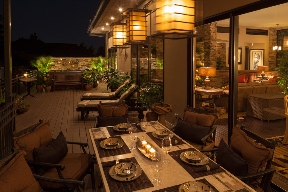 Стильный дизайн: большая терраса на заднем дворе в современном стиле с летней кухней без защиты от солнца - последний тренд