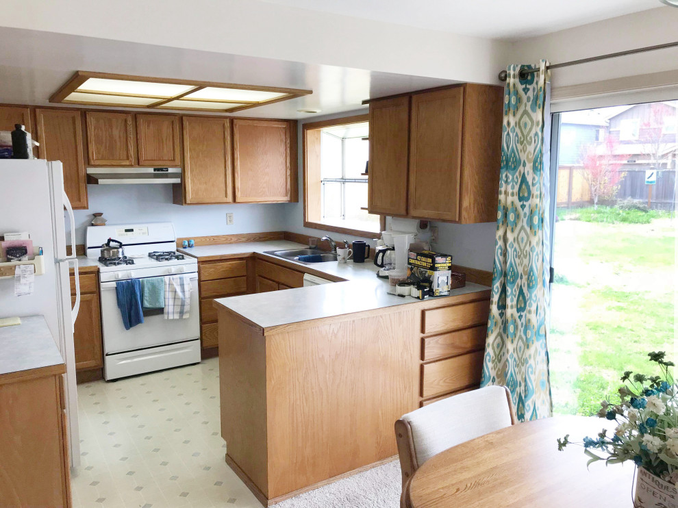 Transitional home design photo in Seattle