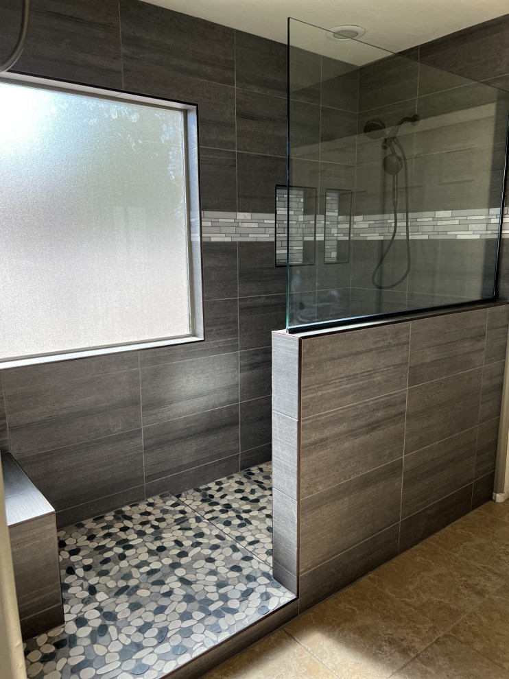 Ejemplo de cuarto de baño principal industrial de tamaño medio con ducha abierta, baldosas y/o azulejos grises, ducha abierta y banco de ducha