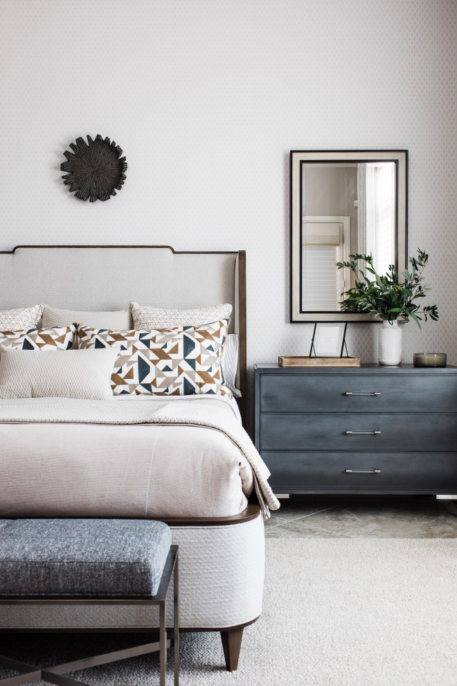 Imagen de dormitorio principal minimalista grande con paredes beige, suelo de baldosas de porcelana, suelo multicolor y papel pintado