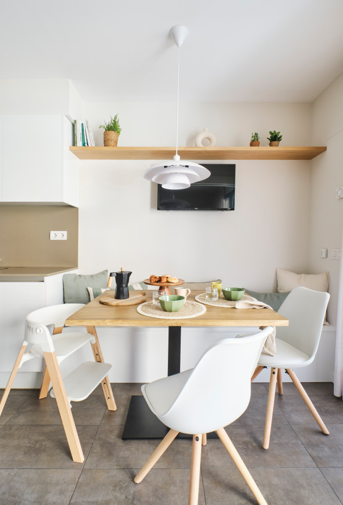 Foto de comedor escandinavo de tamaño medio abierto con paredes blancas, suelo de madera en tonos medios, suelo marrón y alfombra