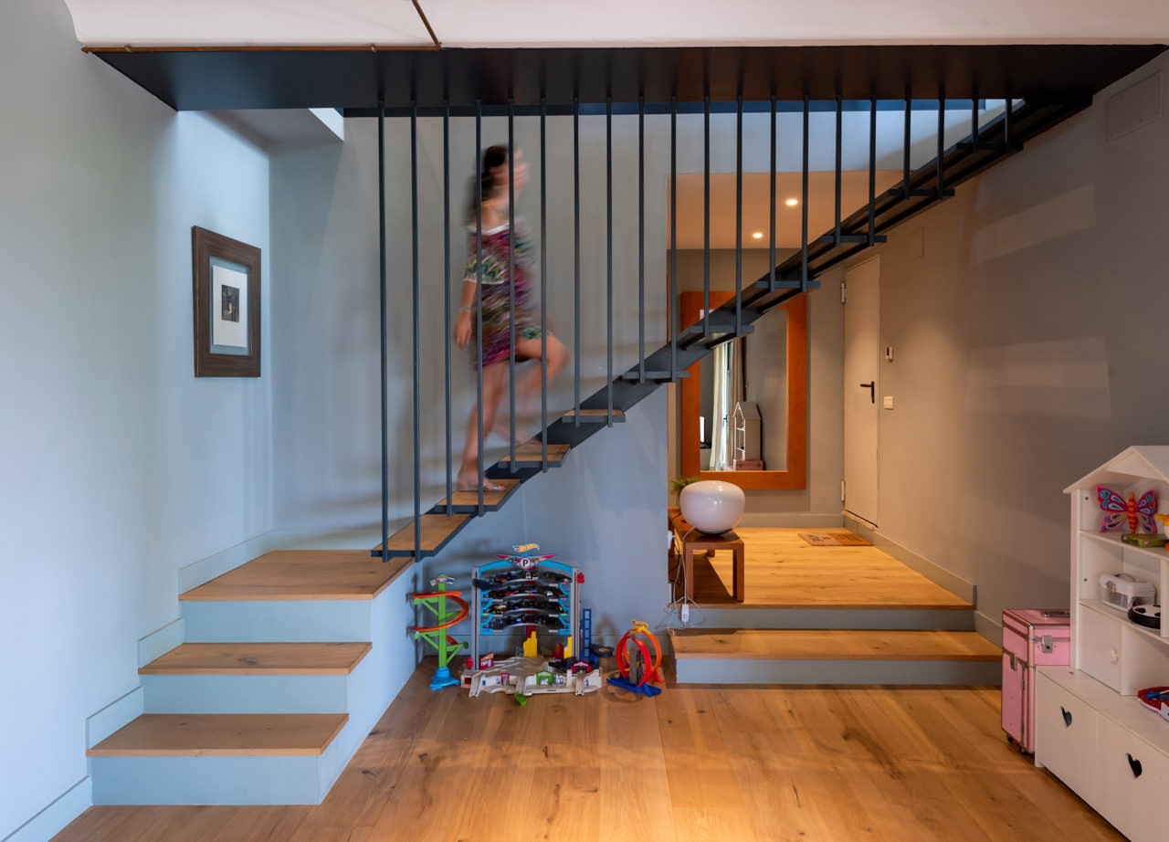 Escaleras de madera y pisos de vinilo arquitectura diseño interior  contemporáneo