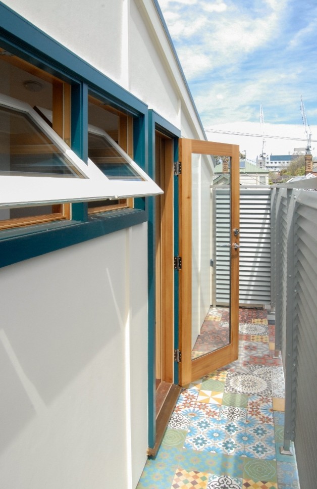 Design ideas for a small traditional rooftop deck in Melbourne with a roof extension.