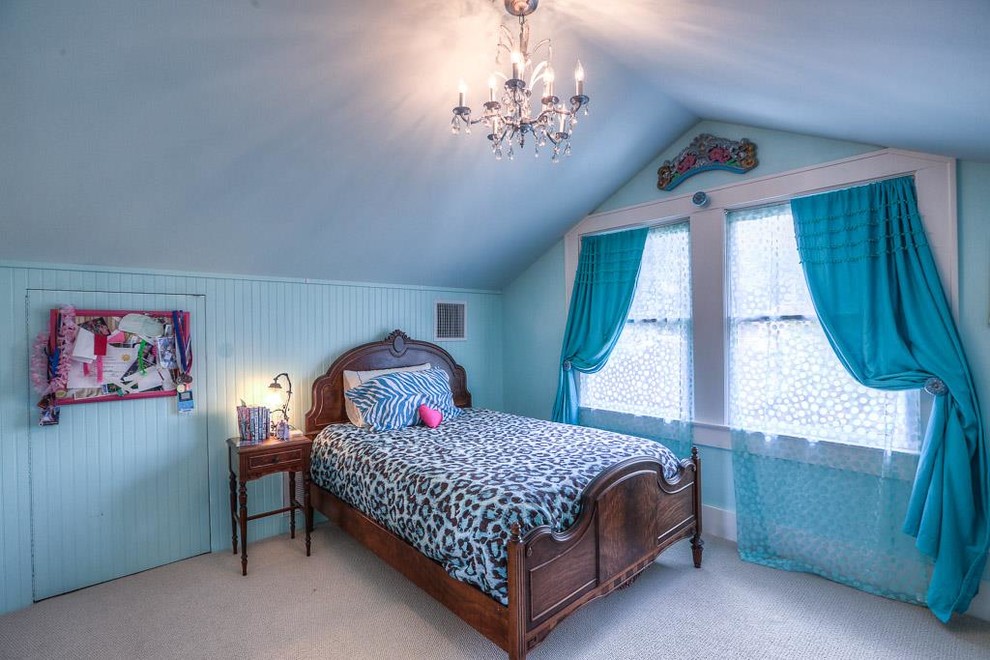 Mid-sized arts and crafts guest bedroom in Houston with blue walls and carpet.