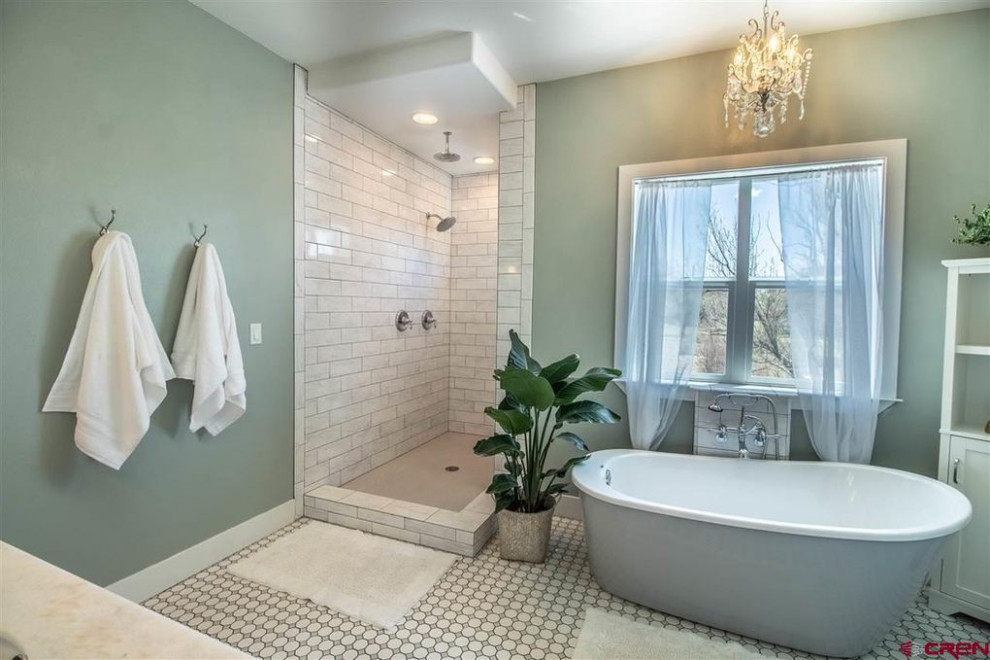 Idéer för stora vintage vitt en-suite badrum, med möbel-liknande, gröna skåp, ett fristående badkar, en dusch i en alkov, en toalettstol med hel cisternkåpa, vit kakel, keramikplattor, gröna väggar, klinkergolv i porslin, ett undermonterad handfat, marmorbänkskiva, flerfärgat golv och med dusch som är öppen