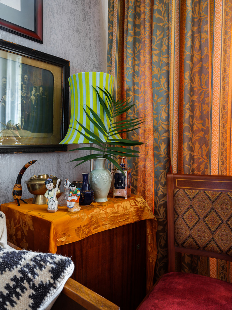 モスクワにある高級な中くらいなエクレクティックスタイルのおしゃれなリビング (グレーの壁、淡色無垢フローリング、暖炉なし、テレビなし、ベージュの床、壁紙) の写真