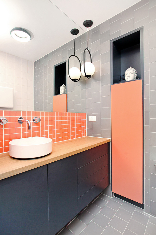 Kleines Klassisches Badezimmer mit grauen Schränken, orangen Fliesen, Porzellanfliesen, Keramikboden, Waschtisch aus Holz und schwebendem Waschtisch in Melbourne