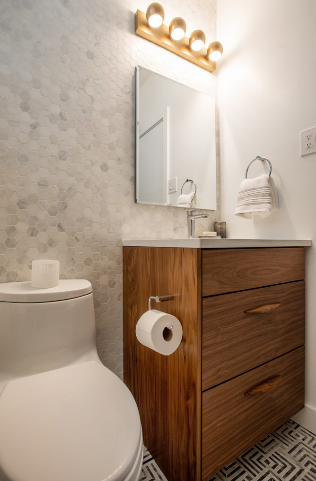 Пример оригинального дизайна: главная ванная комната среднего размера в современном стиле с плоскими фасадами, фасадами цвета дерева среднего тона, накладной ванной, душем над ванной, унитазом-моноблоком, белой плиткой, плиткой кабанчик, белыми стенами, полом из мозаичной плитки, врезной раковиной, столешницей из искусственного кварца, разноцветным полом, душем с распашными дверями и белой столешницей