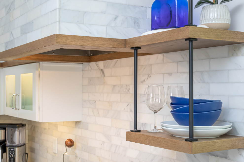 Example of a mid-sized transitional l-shaped medium tone wood floor and brown floor eat-in kitchen design in Raleigh with an undermount sink, shaker cabinets, blue cabinets, quartzite countertops, white backsplash, marble backsplash, stainless steel appliances, an island and white countertops