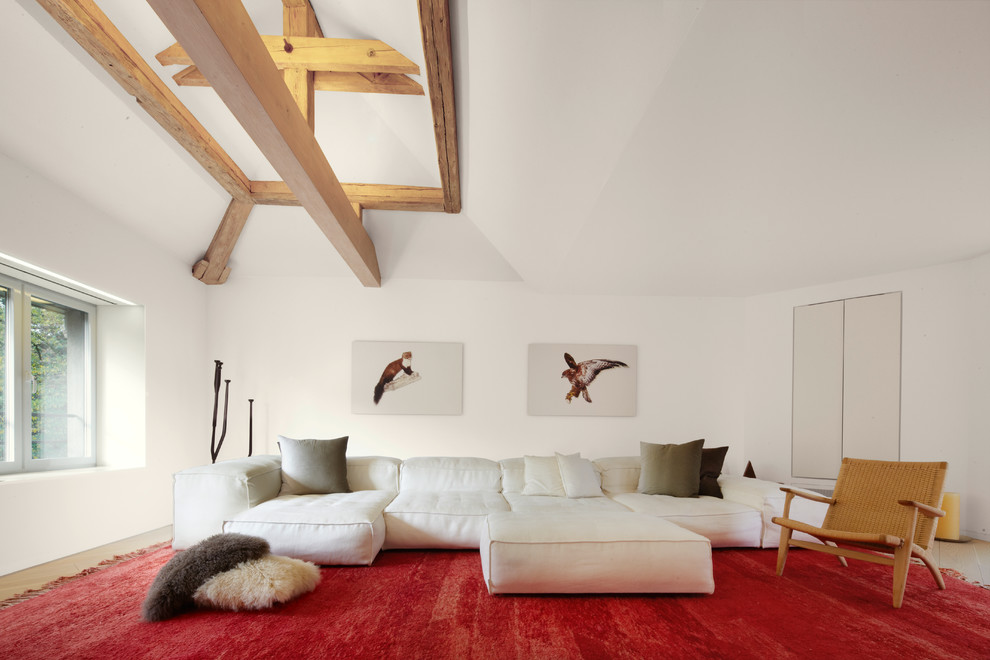 Wohnzimmer With weißer Wandfarbe and hellem Holzboden in Frankfurt