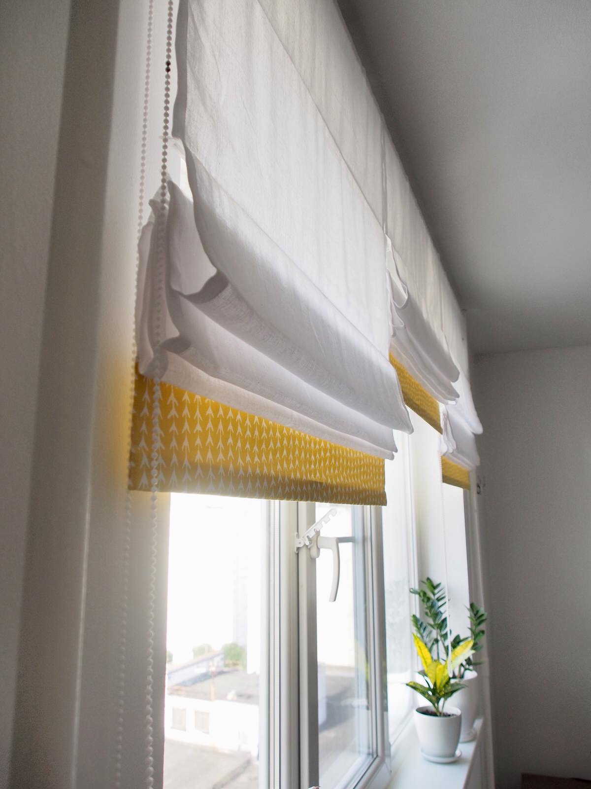 Спальня с желтыми акцентами для молодой пары