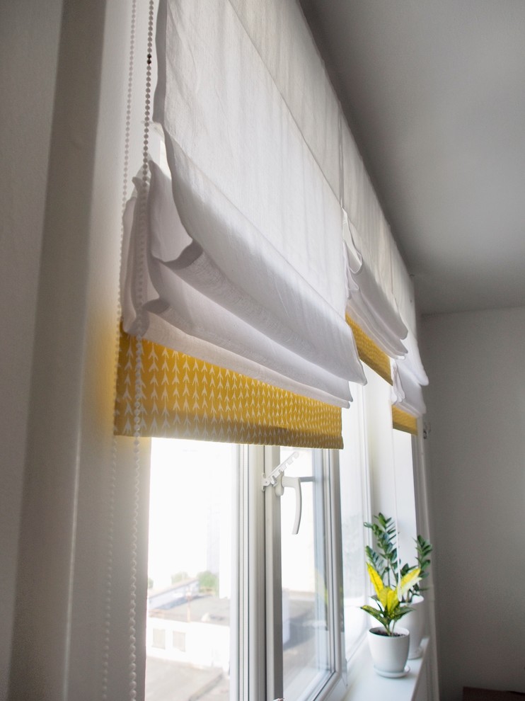 Спальня с желтыми акцентами для молодой пары