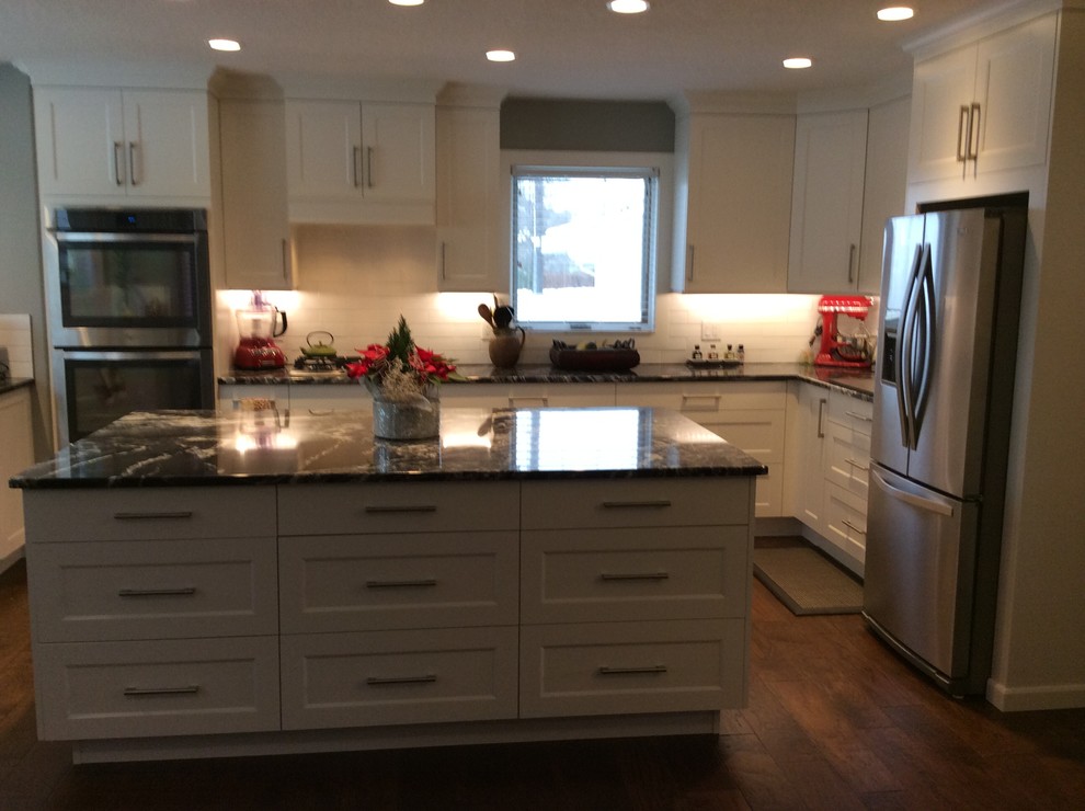 Kitchen - transitional kitchen idea in Vancouver