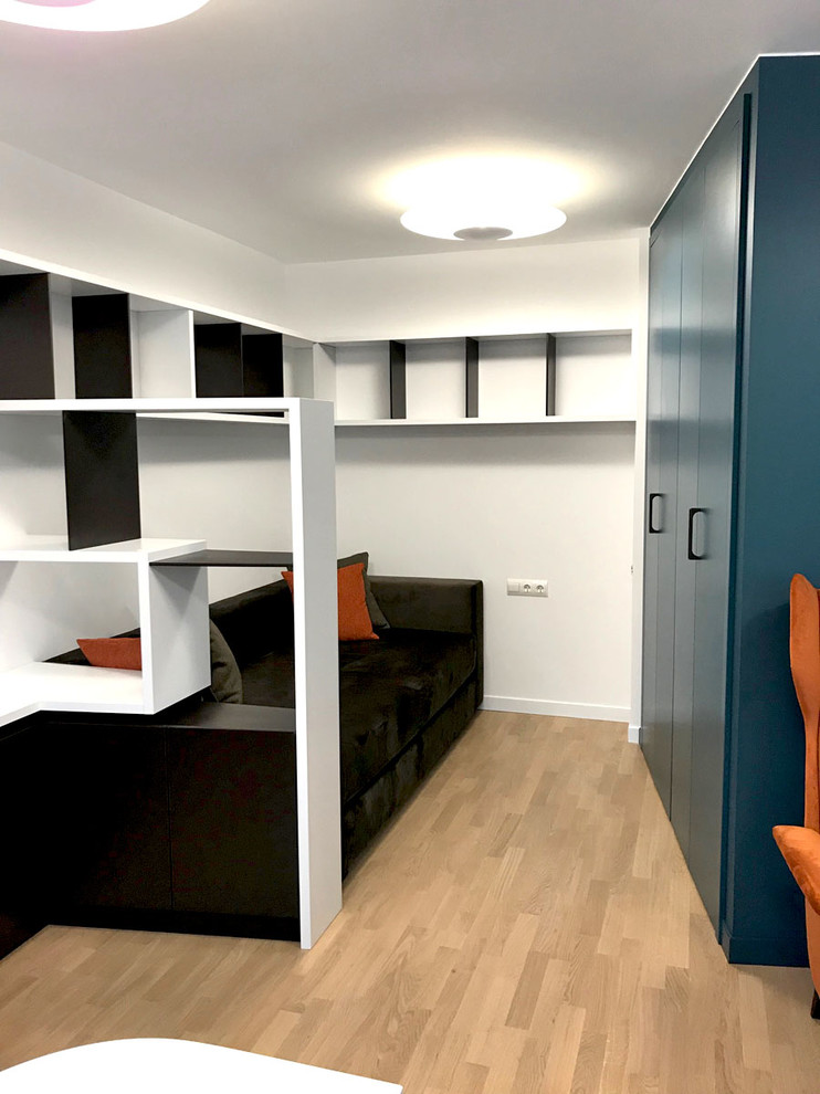 Мебель в зоне кабинета в квартире студии