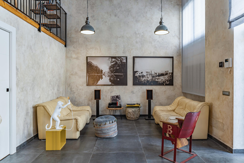 Пример оригинального дизайна: гостиная комната в стиле фьюжн с бежевыми стенами и серым полом