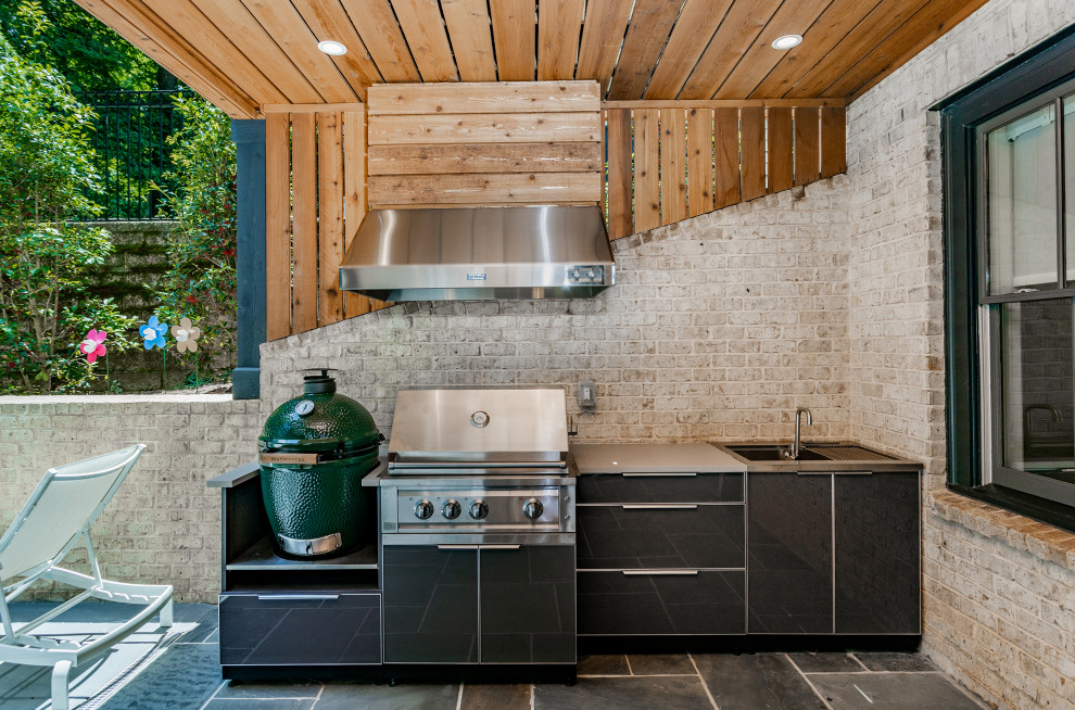 Пример оригинального дизайна: двор среднего размера на заднем дворе в стиле модернизм с летней кухней, покрытием из каменной брусчатки и навесом
