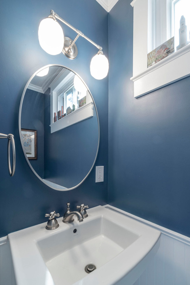 Ejemplo de aseo clásico pequeño con sanitario de dos piezas, paredes azules, suelo de baldosas de porcelana, lavabo con pedestal y suelo azul
