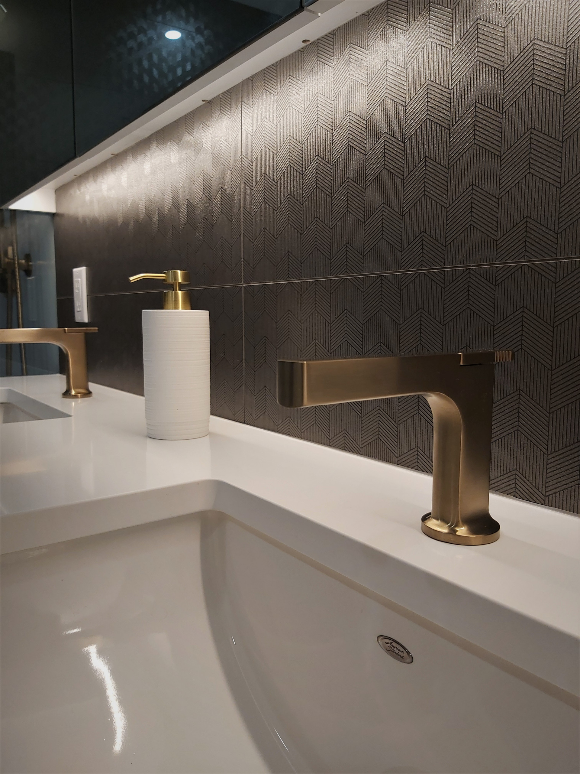 Barrhaven Modern Ensuite Bathroom