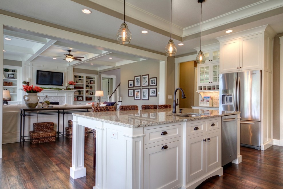 Example of a transitional home design design in Chicago