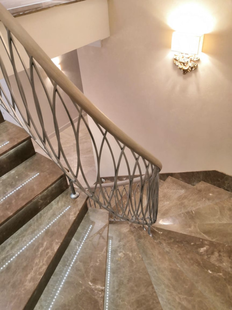 Бетонная лестница с авторским кованным радиусным ограждением