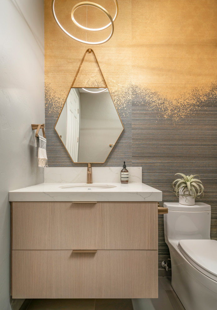 На фото: ванная комната в современном стиле с плоскими фасадами, светлыми деревянными фасадами, тумбой под одну раковину и подвесной тумбой с