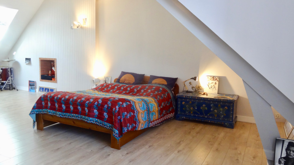 Großes Stilmix Schlafzimmer im Loft-Style mit grauer Wandfarbe, hellem Holzboden, Hängekamin, beigem Boden, freigelegten Dachbalken und Holzdielenwänden in Brest