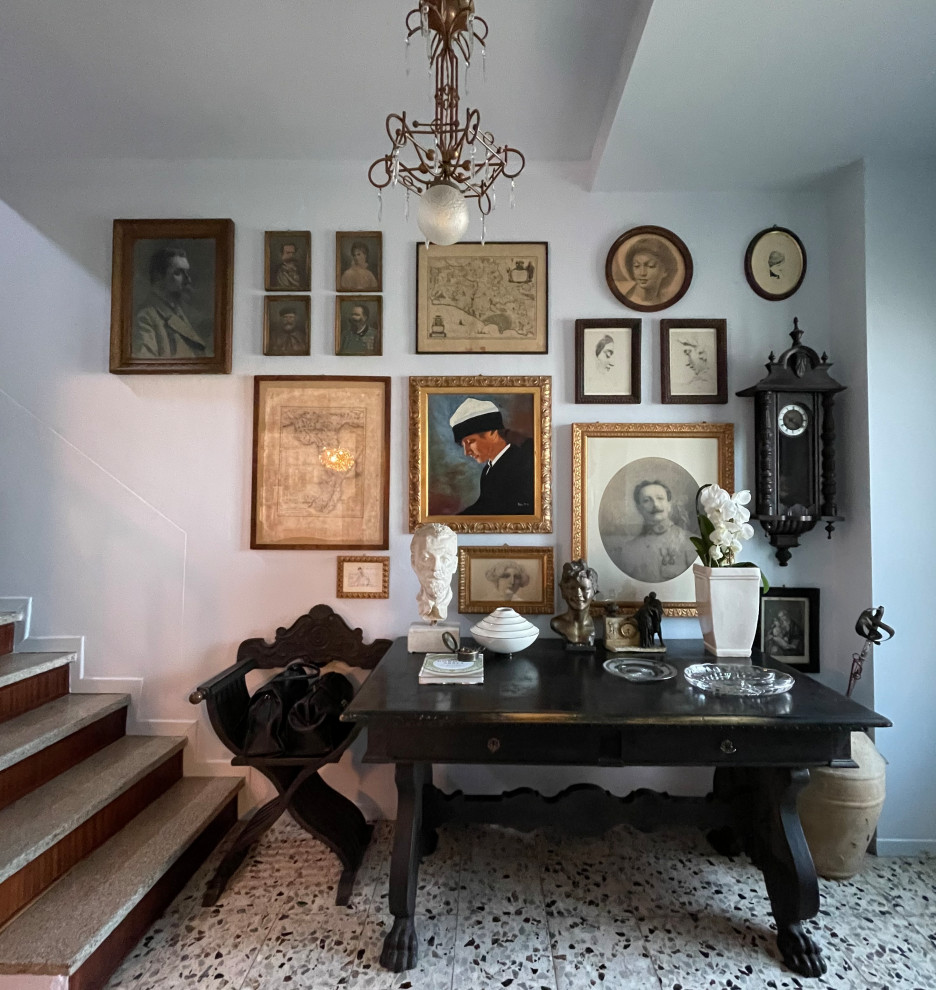 Mittelgroßes Eklektisches Foyer mit grauer Wandfarbe, Terrazzo-Boden, Einzeltür, dunkler Holzhaustür, grauem Boden und Wandpaneelen in Venedig
