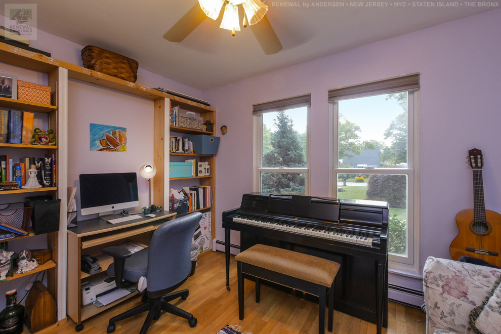 Réalisation d'un bureau de taille moyenne et de type studio avec un mur violet, parquet clair, aucune cheminée et un bureau intégré.