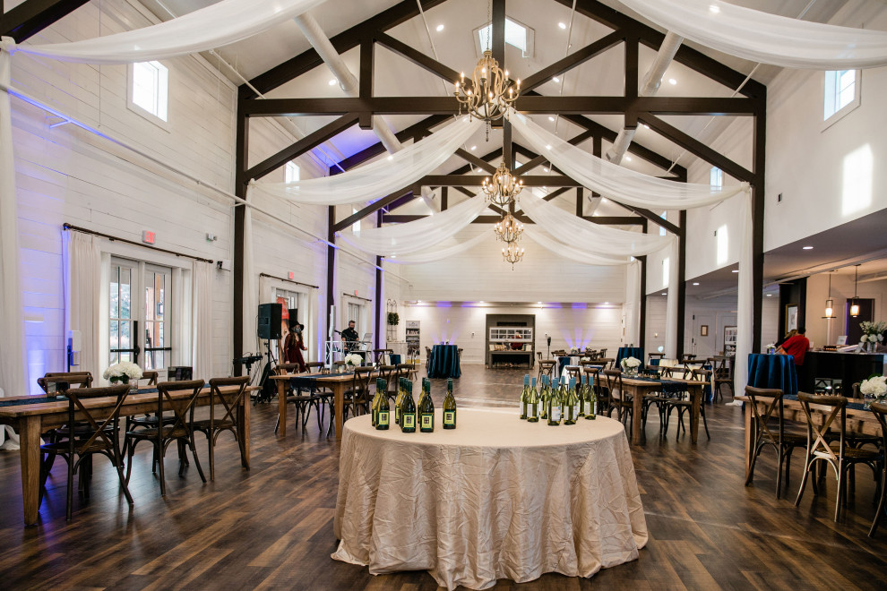 Inspiration for a rustic home design remodel in Austin