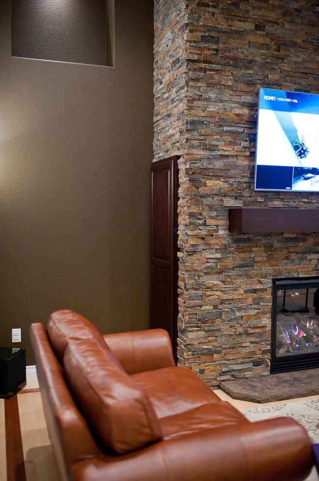 Elegant living room photo with a wall-mounted tv