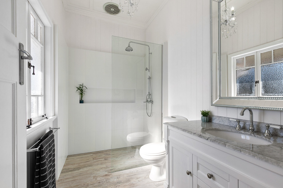 Inredning av ett retro litet vit vitt en-suite badrum, med skåp i shakerstil, vita skåp, en öppen dusch, vit kakel, porslinskakel, ett fristående handfat, granitbänkskiva och med dusch som är öppen