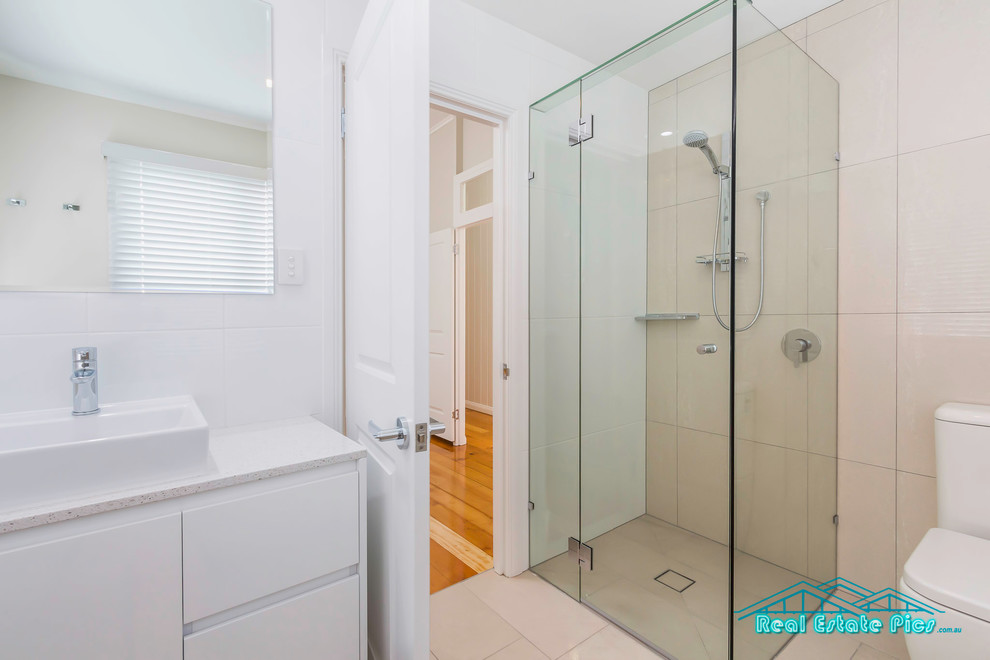 This is an example of a contemporary bathroom in Brisbane.