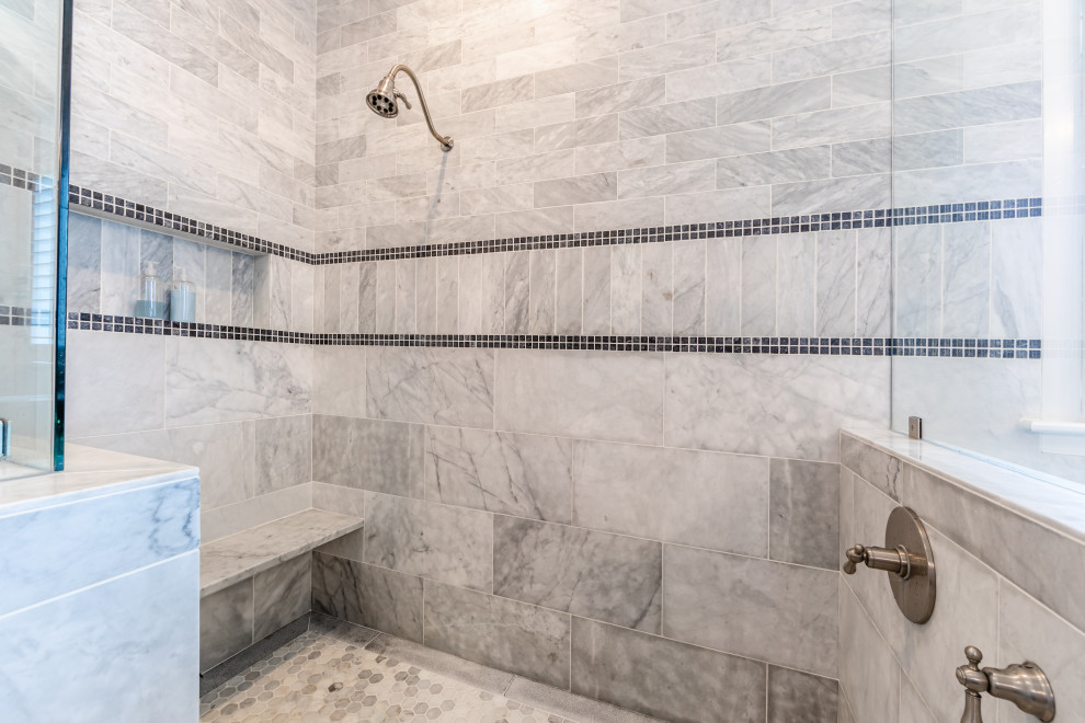 Пример оригинального дизайна: большая главная ванная комната в стиле кантри с фасадами с утопленной филенкой, серыми фасадами, отдельно стоящей ванной, двойным душем, унитазом-моноблоком, серой плиткой, мраморной плиткой, серыми стенами, мраморным полом, врезной раковиной, столешницей из кварцита, серым полом, душем с распашными дверями, серой столешницей, сиденьем для душа, тумбой под две раковины, встроенной тумбой, кессонным потолком и стенами из вагонки