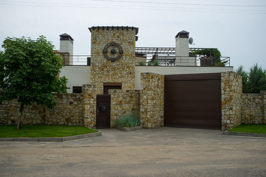 Дом с водопадом