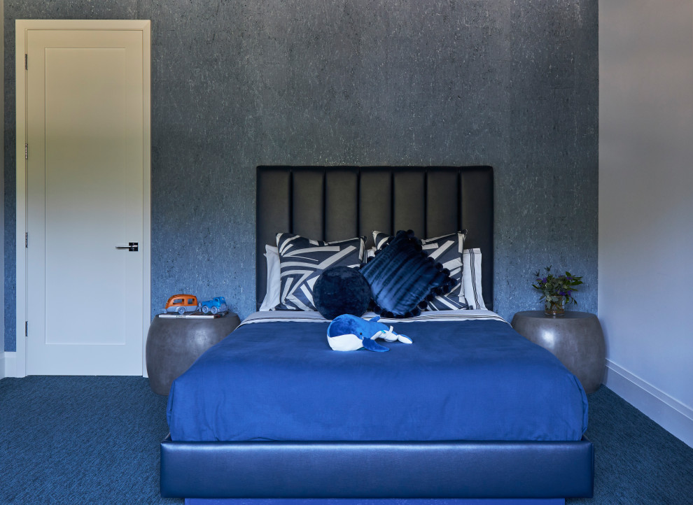 Идея дизайна: детская среднего размера в современном стиле с спальным местом, синими стенами, ковровым покрытием, синим полом и обоями на стенах для ребенка от 4 до 10 лет, мальчика